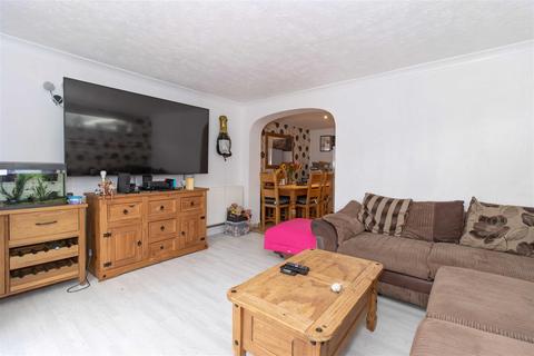 32 Avon Close, Sompting, Lancing, BN15 0BS