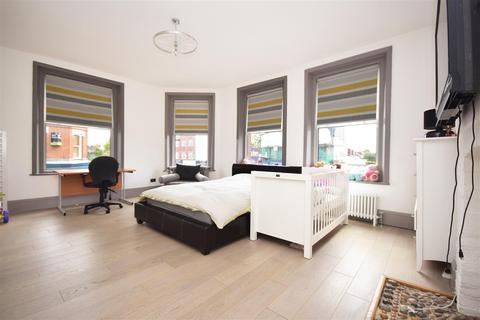2 bedroom flat for sale - Heath Road, Twickenham