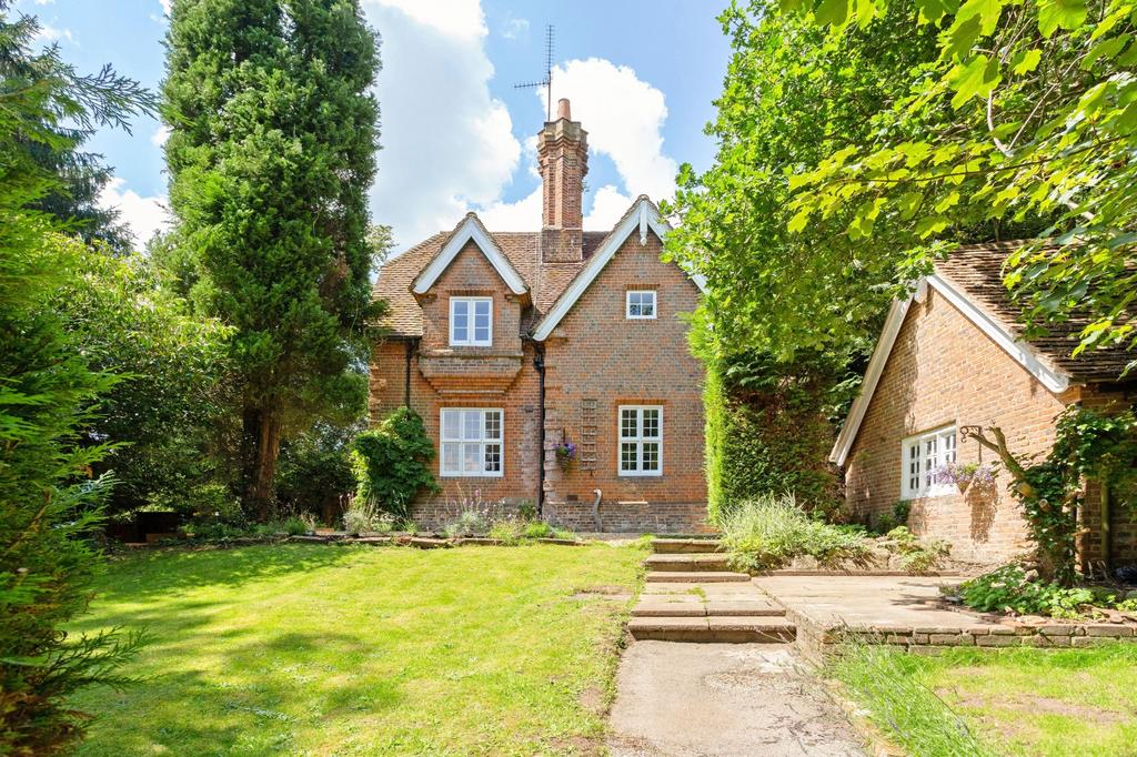 Compton Cottages, Moor Park Way, Farnham, GU9 3 bed semidetached house