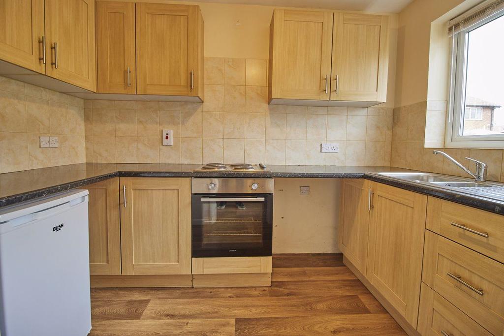 Stirling Avenue, Hinckley 2 bed semidetached house £700 pcm (£162 pw)