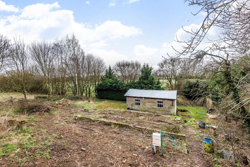 Beenham, Berkshire, RG7 1 bed property with land £250,000