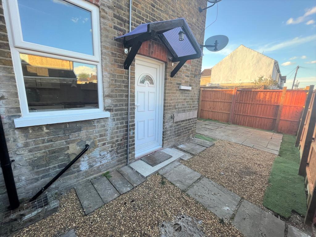 Diamond Road, Slough SL1 1 bed ground floor £925 pcm (£213 pw)