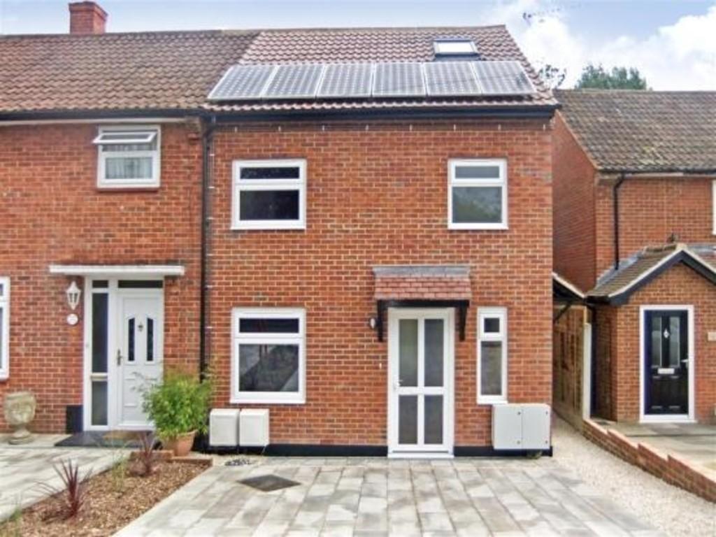 Willingale Road 1 bed ground floor flat £1,150 pcm (£265 pw)