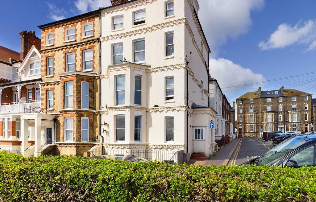 Victoria Parade, Broadstairs, CT10 2 bed flat for sale £300,000