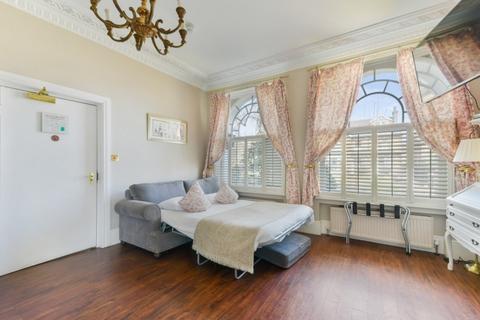 18 bedroom end of terrace house for sale - Bedford Hill,London,SW12 9HJ