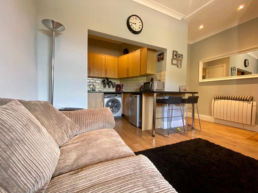 Flat, Mid Street, South Nutfield, Redhill 1 bed apartment £215,000