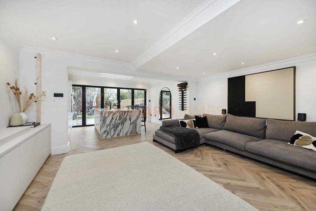 Cavendish Crescent, Elstree 3 bed house £999,950