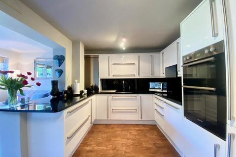 36 Farnaby Drive, High Green, Sheffield, S35 4NY