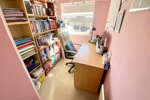36 Farnaby Drive, High Green, Sheffield, S35 4NY