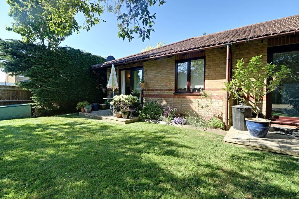 Kendal Gardens, Kempshott, Basingstoke RG22 5HD 1 bed terraced bungalow