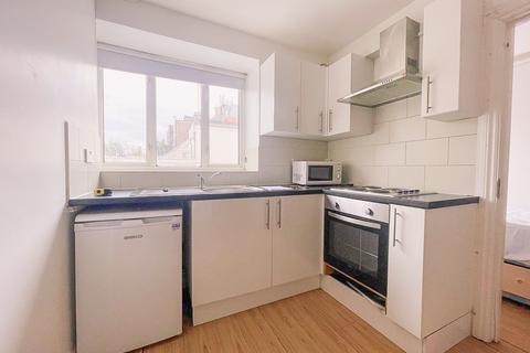 Studio to rent, Holloway Road N7