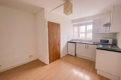 Studio to rent, Holloway Road N7