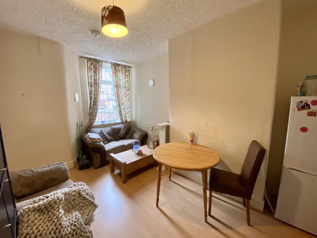 Redruth Street, Manchester, M14 7PX 3 bed terraced house £850 pcm (£