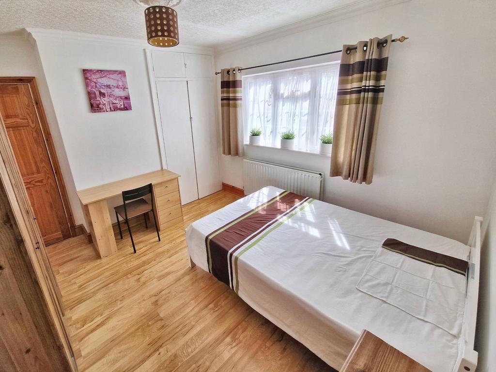 Currey Road, Greenford UB6 1 bed flat £1,375 pcm (£317 pw)