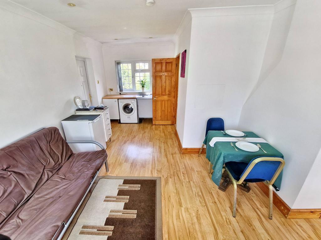 Currey Road, Greenford UB6 1 bed flat £1,200 pcm (£277 pw)
