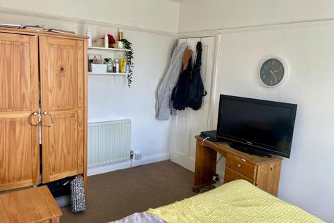 2 bedroom terraced house to rent, St. Michaels Lane, Burley, Leeds LS4 2PD