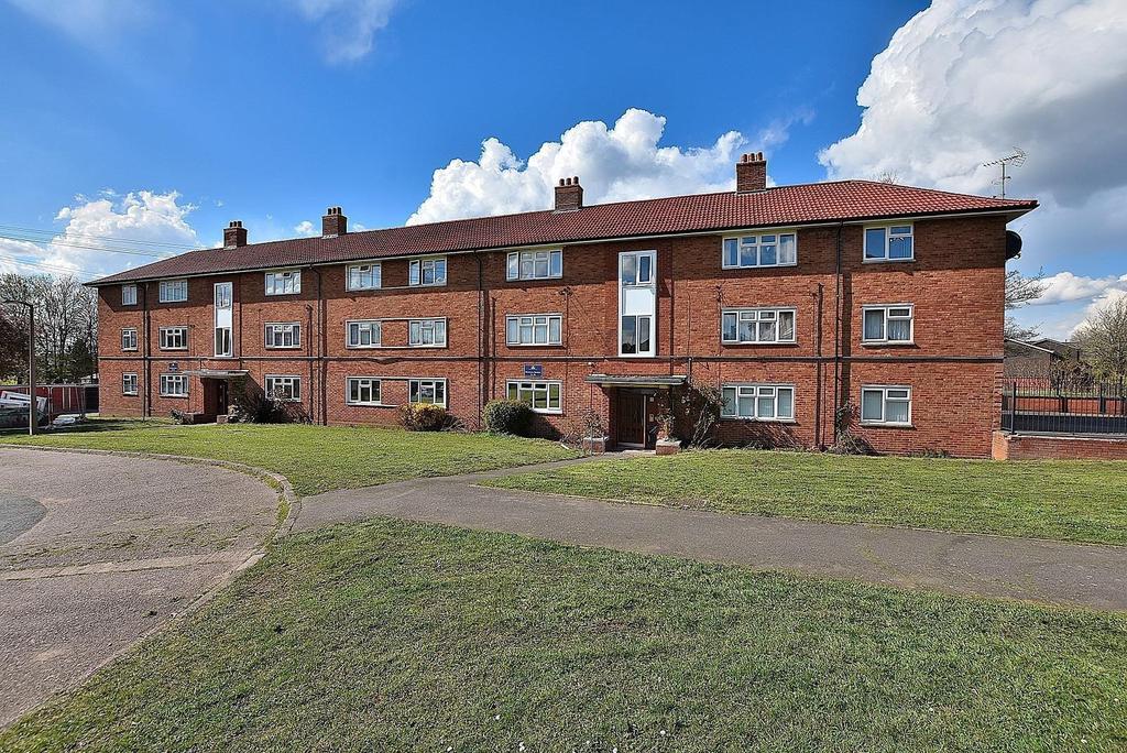 Warstones Gardens, Wolverhampton 2 bed apartment £600 pcm (£138 pw)
