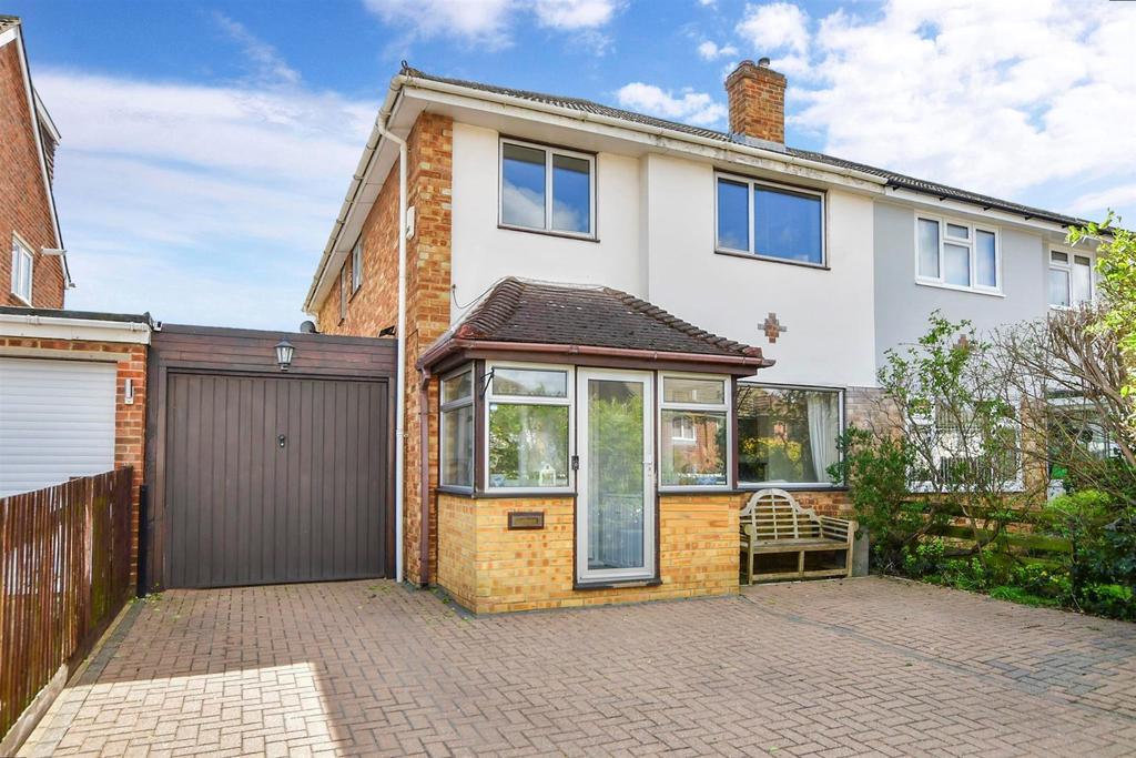Robson Drive, Aylesford, Kent 3 bed semidetached house £425,000