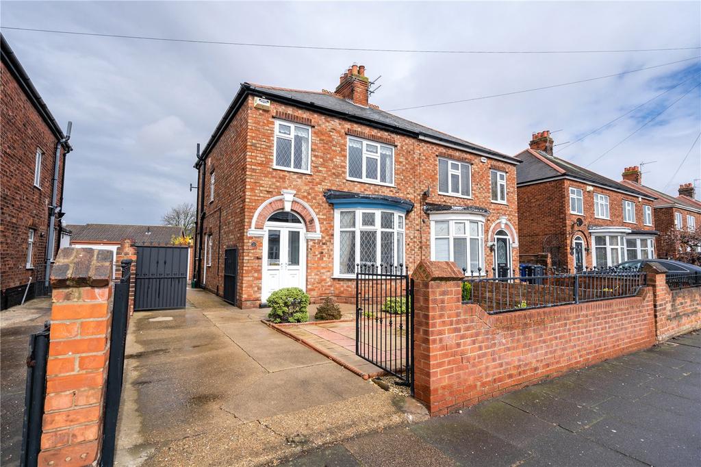 Queen Mary Avenue, Cleethorpes... 3 bed semidetached house £165,000