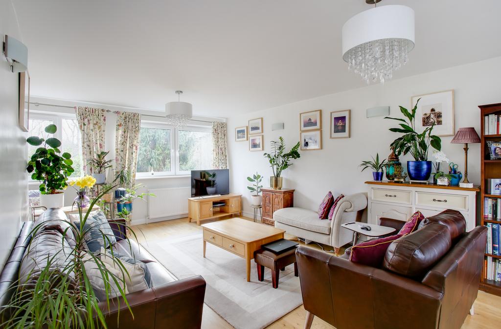 Elmcroft Close, Ealing, W5 3 bed house £875,000