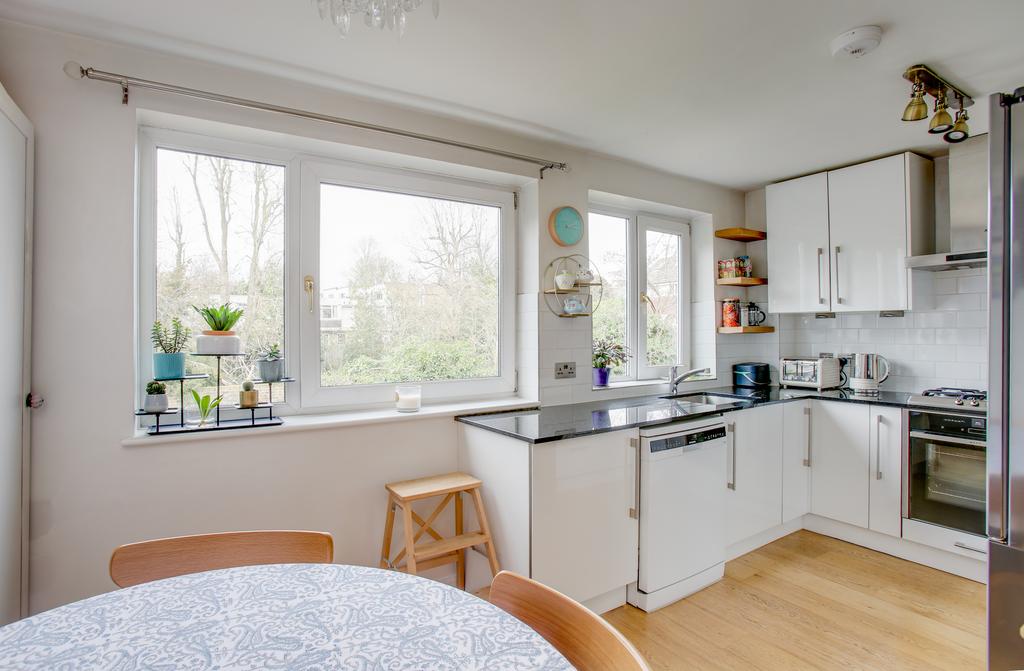 Elmcroft Close, Ealing, W5 3 bed house £875,000