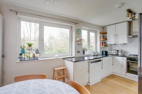 6 Elmcroft Close, London, W5 2HQ
