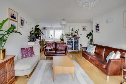 6 Elmcroft Close, London, W5 2HQ