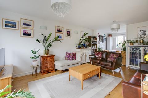 6 Elmcroft Close, London, W5 2HQ