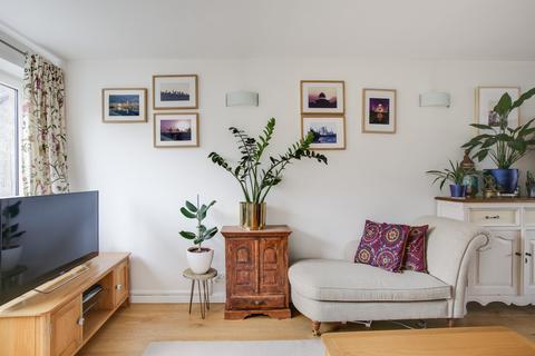 6 Elmcroft Close, London, W5 2HQ
