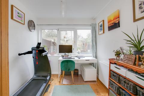 6 Elmcroft Close, London, W5 2HQ