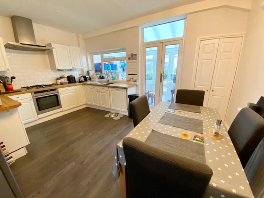 Wallace Crescent, Carshalton 4 bed semidetached house £585,000