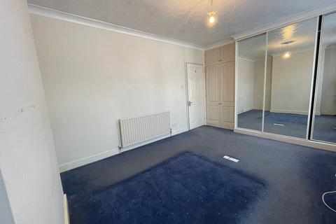 3 bedroom terraced house to rent - Kenneth Road, Romford