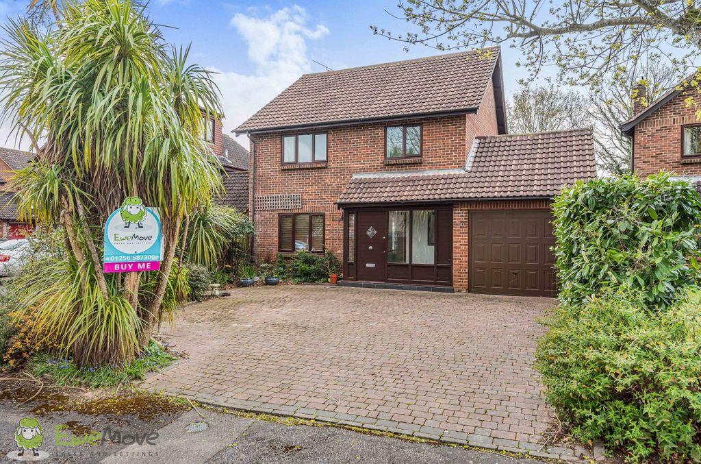 Middle Mead, Hook RG27 9TE 4 bed detached house for sale £650,000