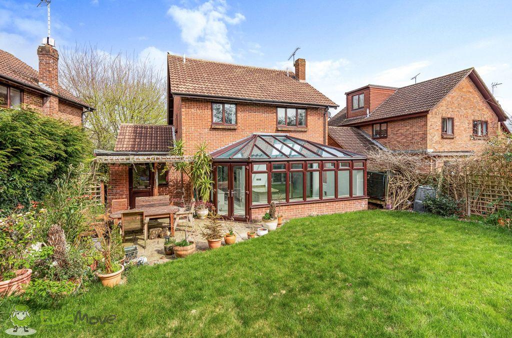 Middle Mead, Hook RG27 9TE 4 bed detached house for sale £650,000