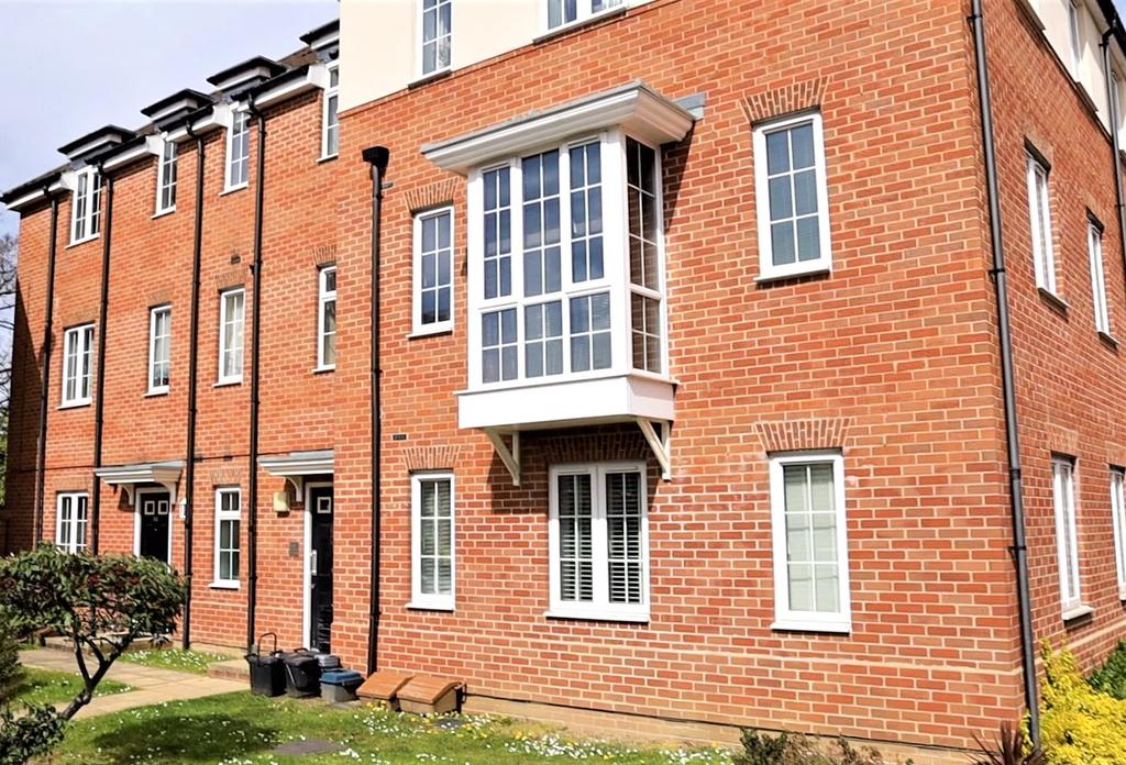 School Drive, Woodley, Reading... 2 bed apartment £1,000 pcm (£231 pw)