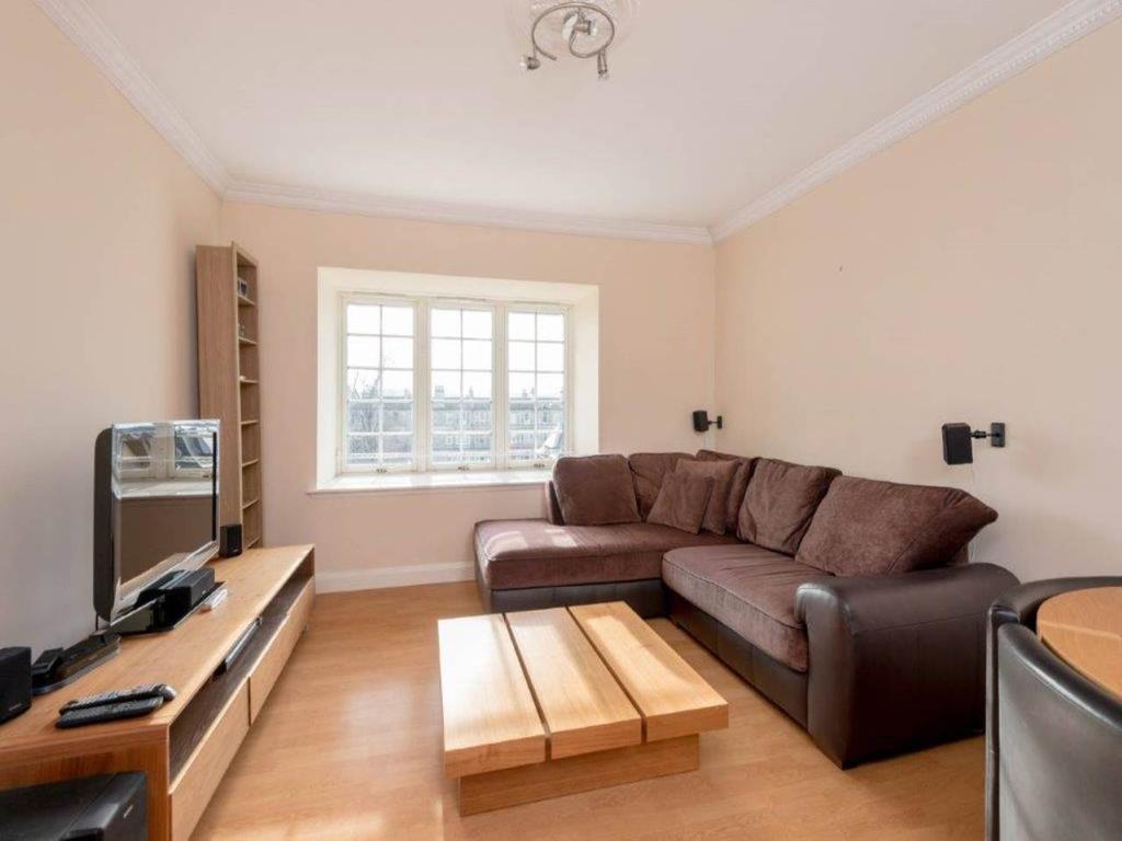 New Cut Rigg, Trinity, Edinburgh 2 bed flat £1,050 pcm (£242 pw)