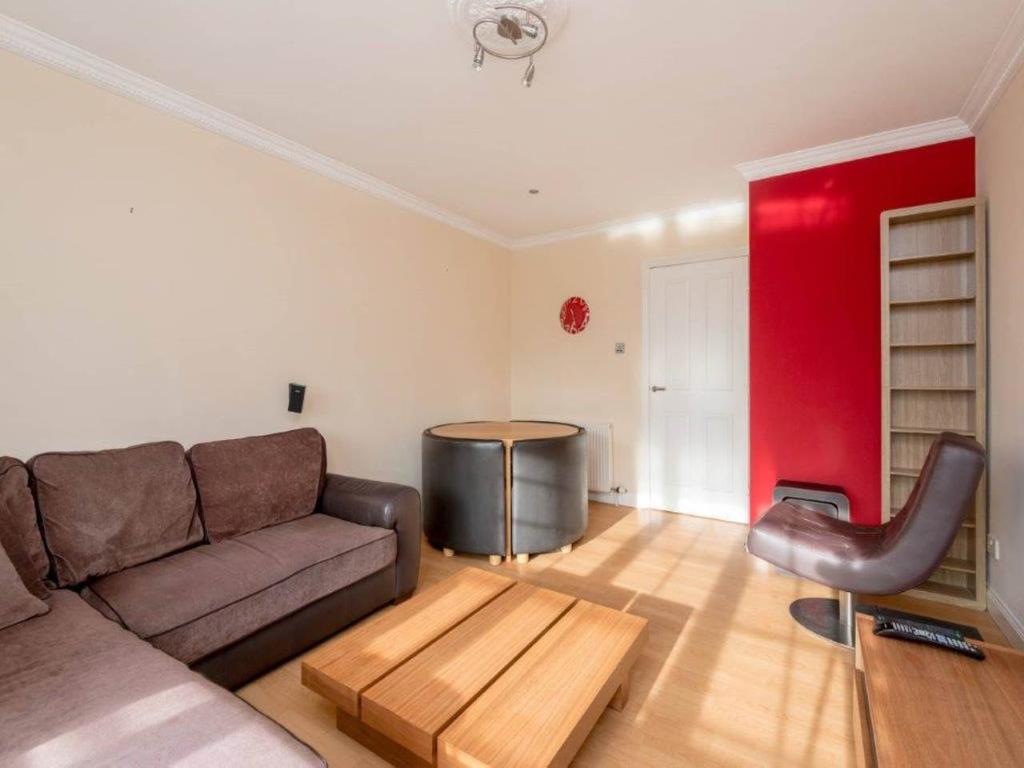 New Cut Rigg, Trinity, Edinburgh 2 bed flat £1,050 pcm (£242 pw)