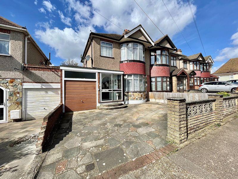 Blenheim Gardens, Aveley, Essex 3 bed semidetached house £440,000