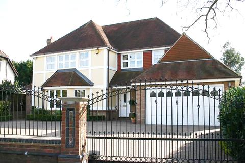 5 bedroom detached house to rent - Parkstone Avenue, Hornchurch, RM11