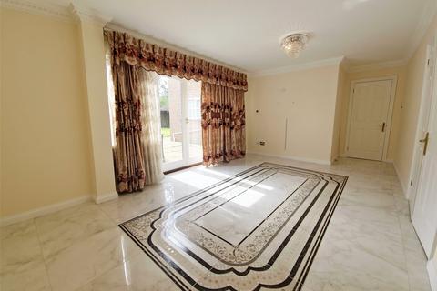 5 bedroom detached house to rent, Parkstone Avenue, Hornchurch, RM11