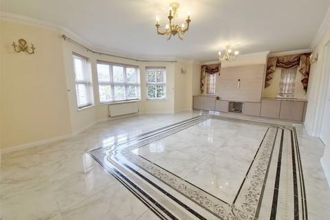 5 bedroom detached house to rent, Parkstone Avenue, Hornchurch, RM11