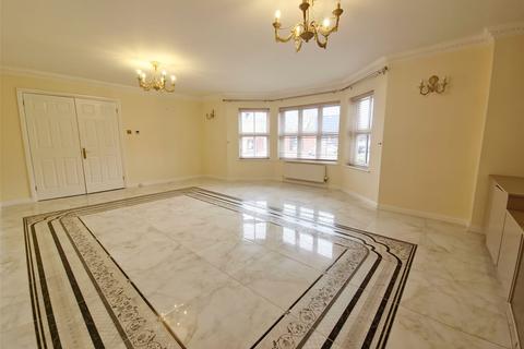 5 bedroom detached house to rent, Parkstone Avenue, Hornchurch, RM11