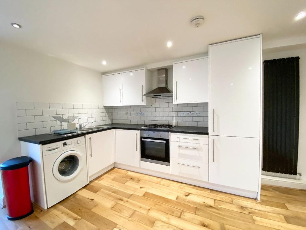 Hunters Lodge, Nutfield Road, Redhill 2 bed £1,250 pcm (£