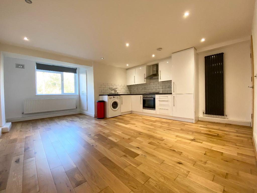 Hunters Lodge, Nutfield Road, Redhill 2 bed £1,250 pcm (£