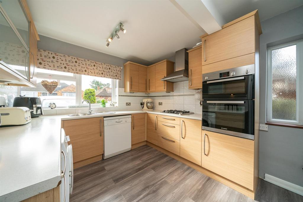 Newell Road, Hemel Hempstead, HP3 9PB 3 bed semidetached house £600,000