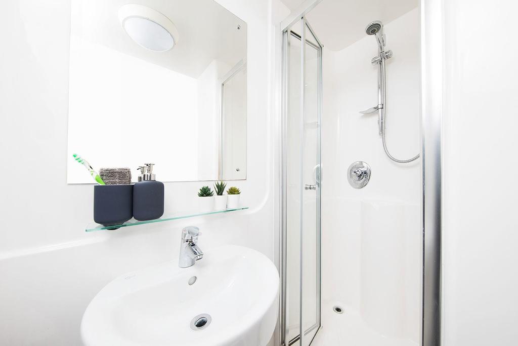 July 2019 new mb p1rm showflat bath2 l1 5592 JJ 02