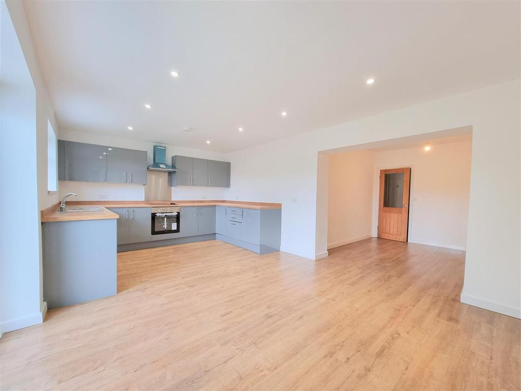 Bryn Llidiard, Bridgend 3 bed detached bungalow £1,000 pcm (£231 pw)