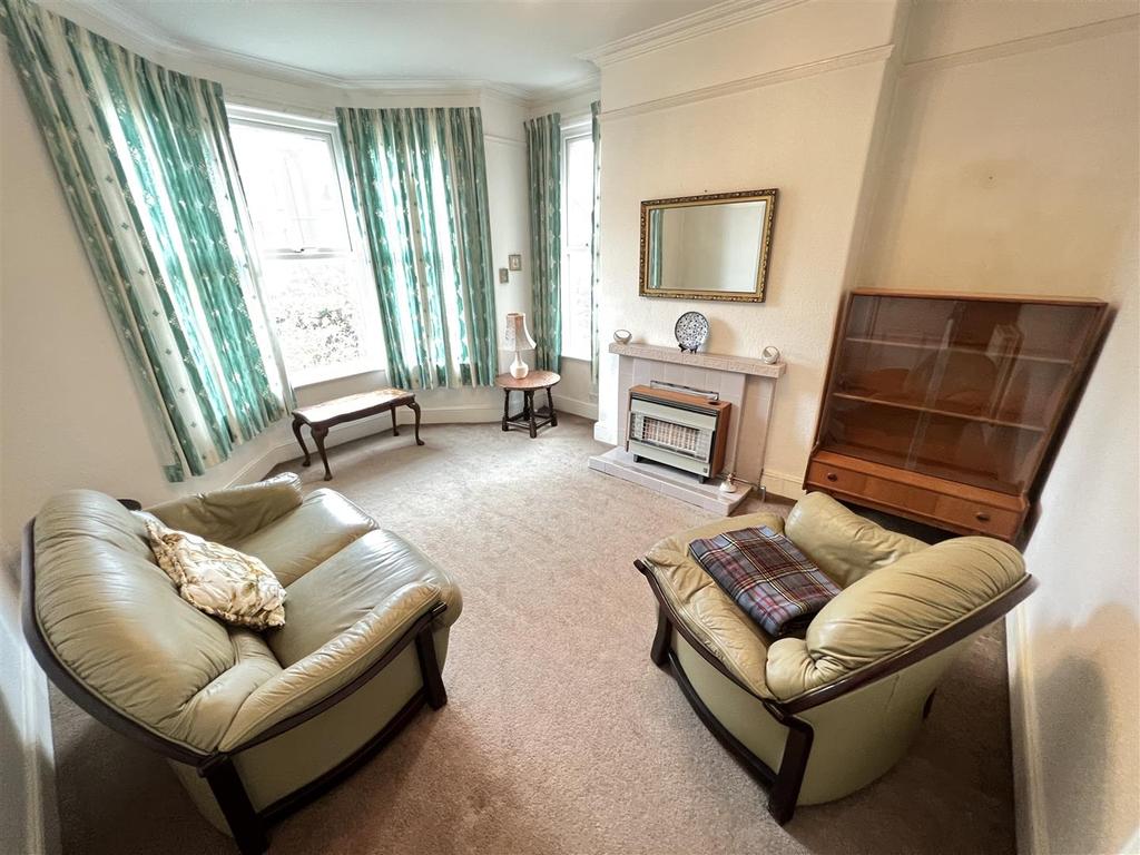 Radnor Avenue, Heswall, Wirral 3 bed semidetached house £350,000