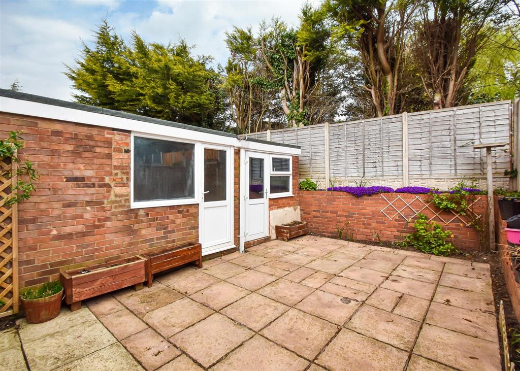 5 Clee View Road, Wombourne, Wolverhampton 3 bed semidetached house