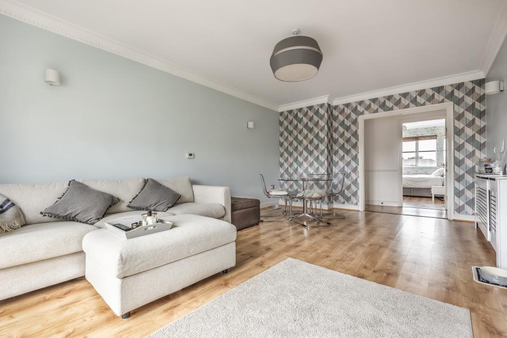Apsley Lock, Hemel Hempstead, 2 bed flat £325,000